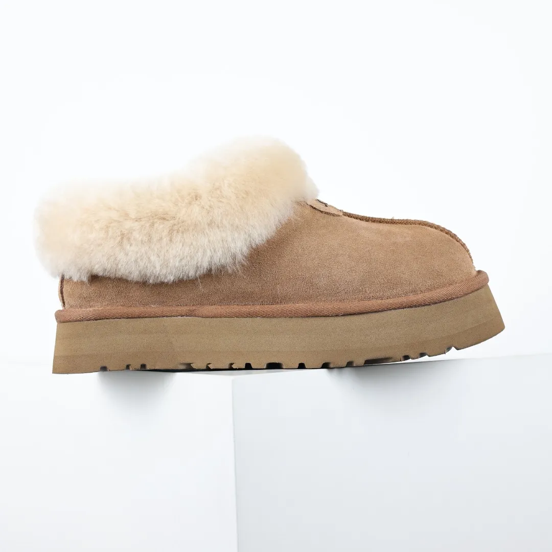Pick up locally 💰540 Core recommendation with good price It is a very suitable choice for home use. In recent years, uug has launched a series of styles, which are partially geared towards the preferences of young consumers and have also moved to the forefront of fashion trends. Shoe body material: water-repellent coated suede upper, 17 mm UGGPURE™ implantable wool insole, lightweight non-slip and comfortable rubber outsole, with brand LOGO and trademark, with full packaging Size: 35 36 37 38 39 40